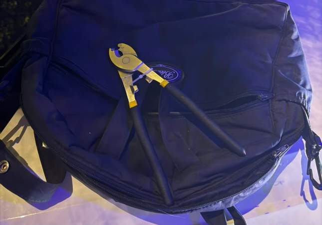 Tenalles usades per tallar el cadenat del patinet / Policia Local de Castelldefels