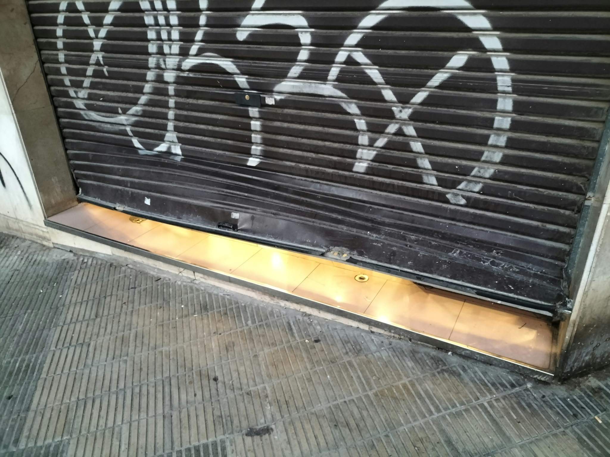 La persiana de la Fleca Alba després del robatori / Cedida La persiana de la Fleca Alba després del robatori / Cedida