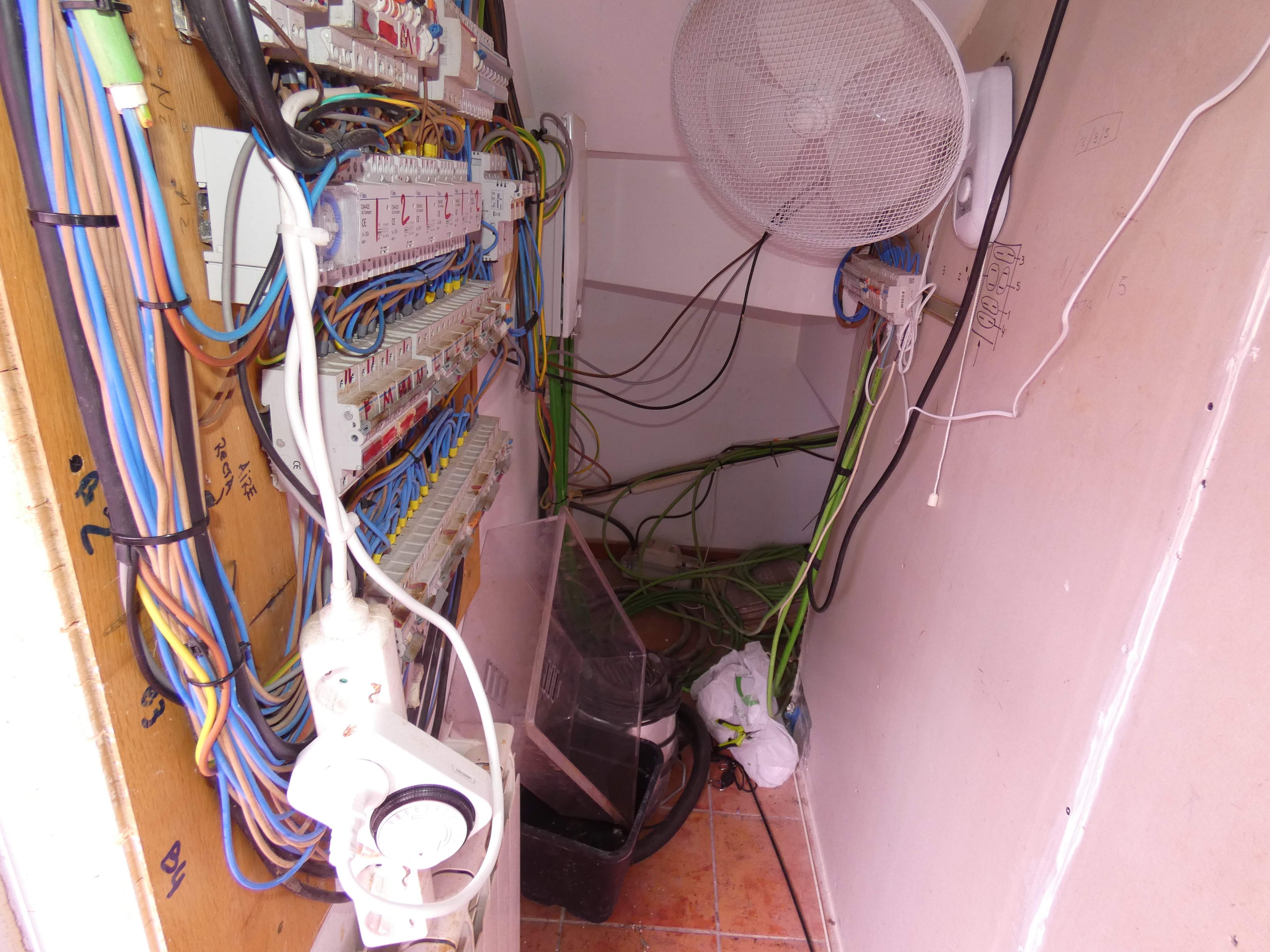 Imatge de la connexió fraudulenta a la xarxa elèctrica / Mossos Imatge de la connexió fraudulenta a la xarxa elèctrica / Mossos