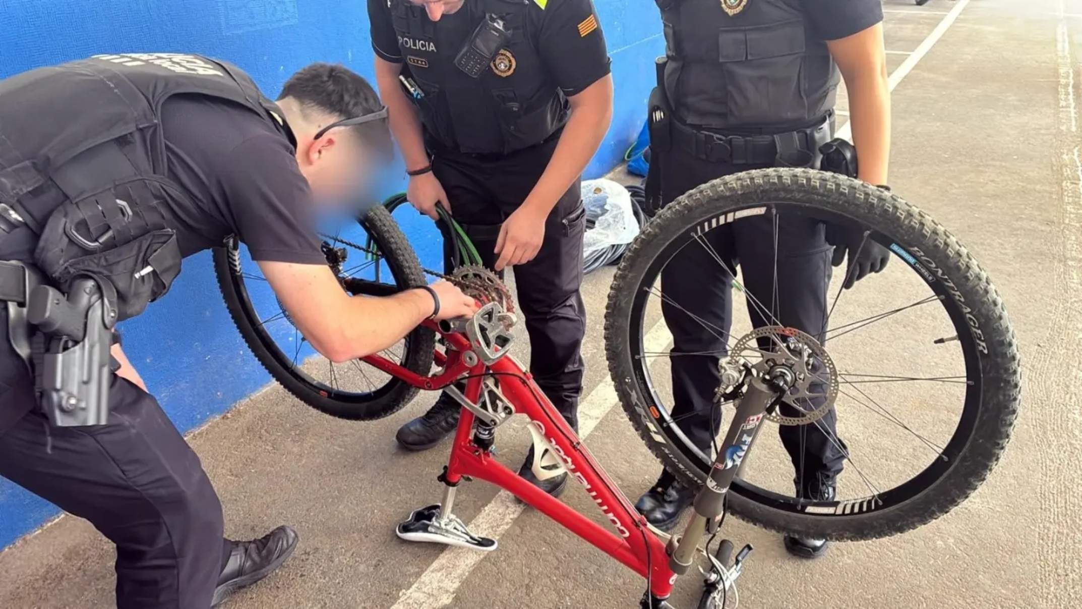 Agents inspeccionant la bicicleta que duien els arrestats / Policia Local de Martorell Agents inspeccionant la bicicleta que duien els arrestats / Policia Local de Martorell