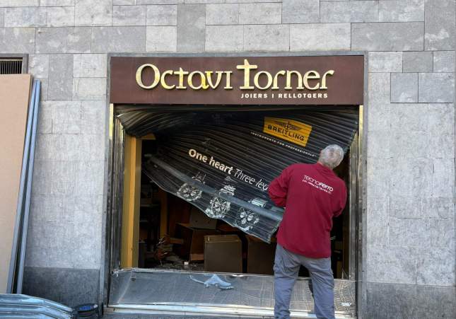 La fachada de la joyería afectada / Orsolya Gazdagi La fachada de la joyería afectada / Orsolya Gazdagi