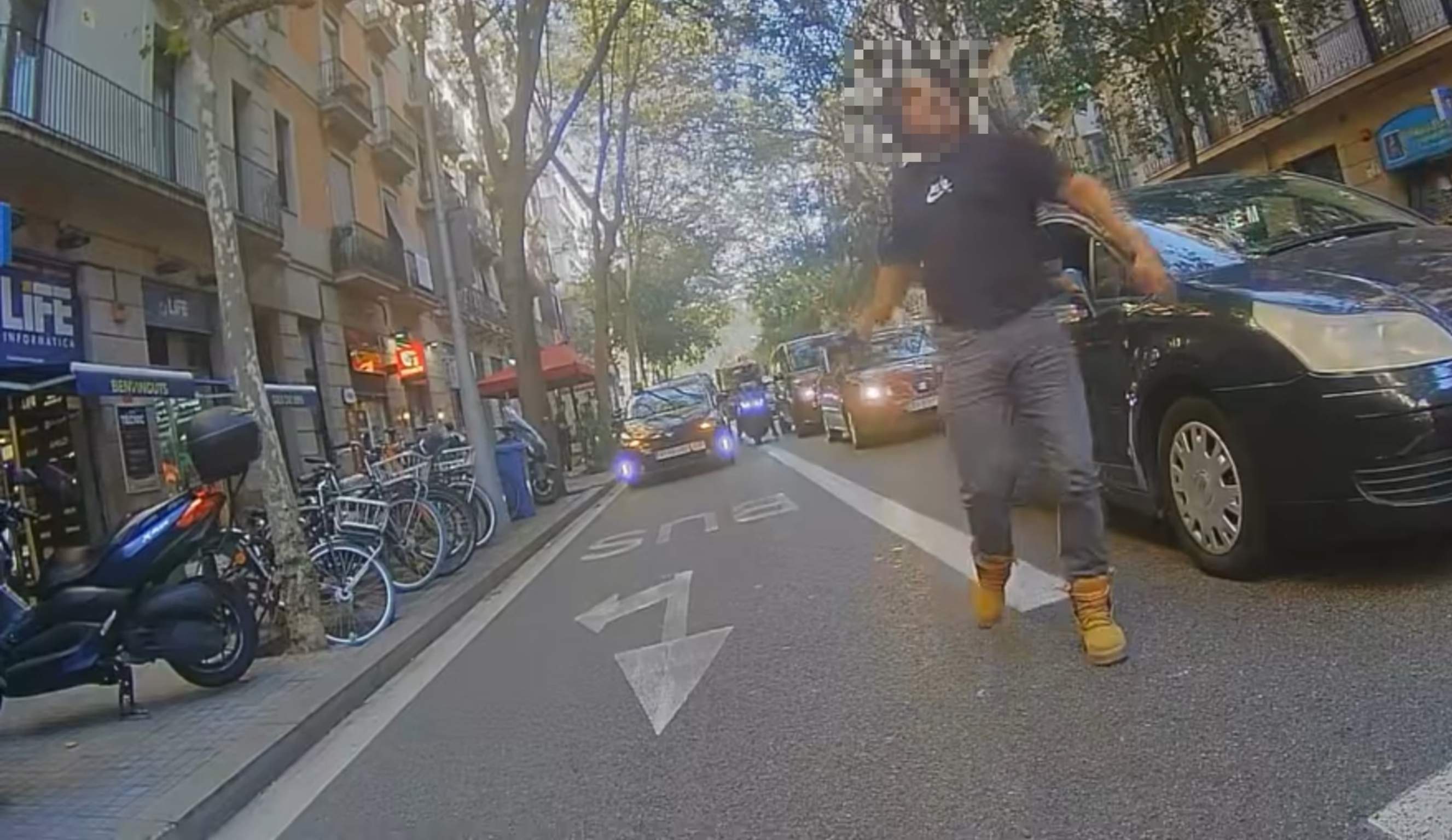 Persecució taxi moto barcelona agressio