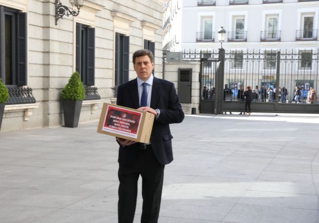 EuropaPress 2011955 El pare de Diana Quer Juan Carlos Quer entrant al Congrés dels Diputats on lliurarà més de tres milions de firmes per a la no-derogació de la Presó Permanent Revisable EuropaPress 2011955 El pare de Diana Quer Juan Carlos Quer entrant al Congrés dels Diputats on lliurarà més de tres milions de firmes per a la no-derogació de la Presó Permanent Revisable