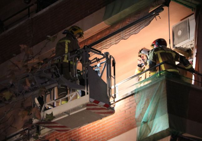 Bomberos en un edificio donde se ha derrumbado el techo / ACN Bomberos en un edificio donde se ha derrumbado el techo / ACN