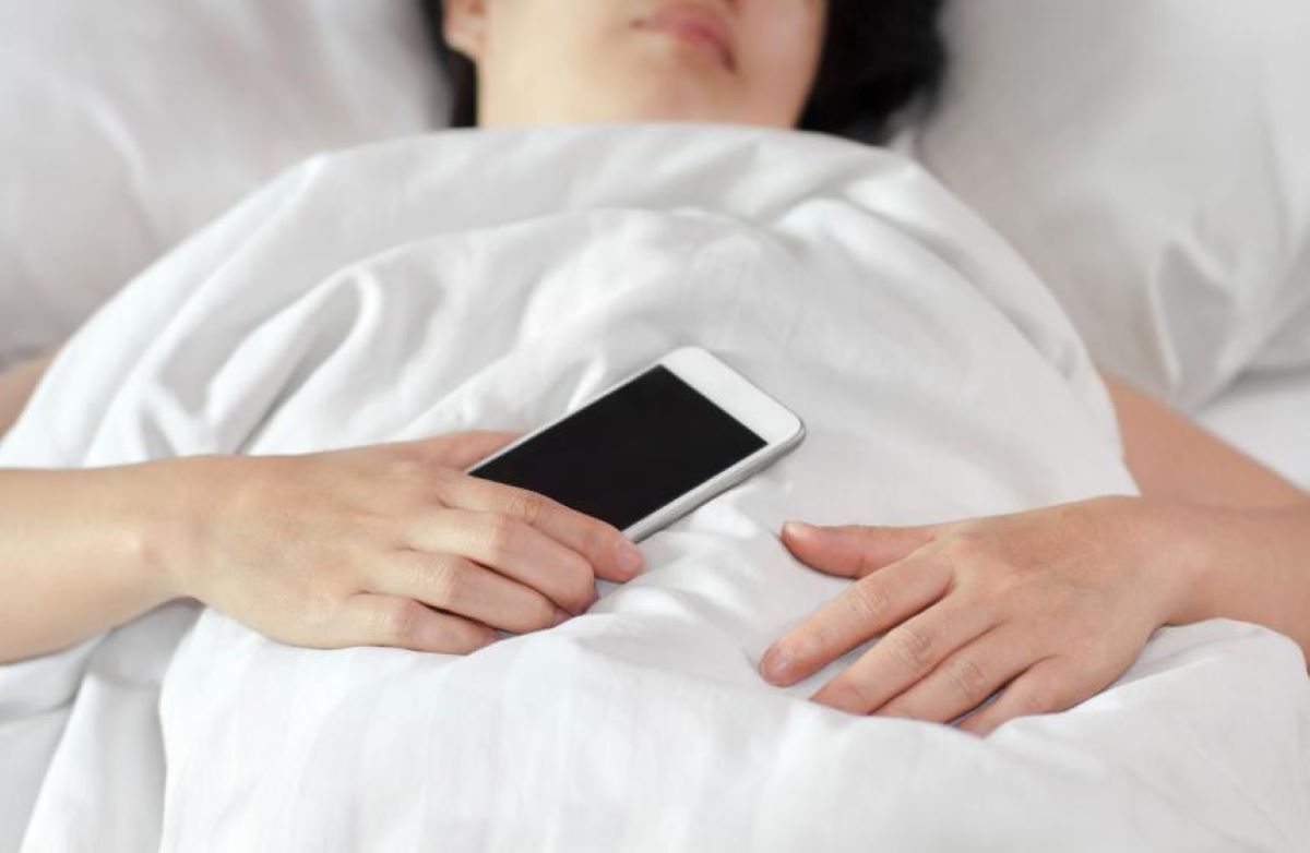 ALERTA: Dormir con el móvil en la cama puede provocar la muerte