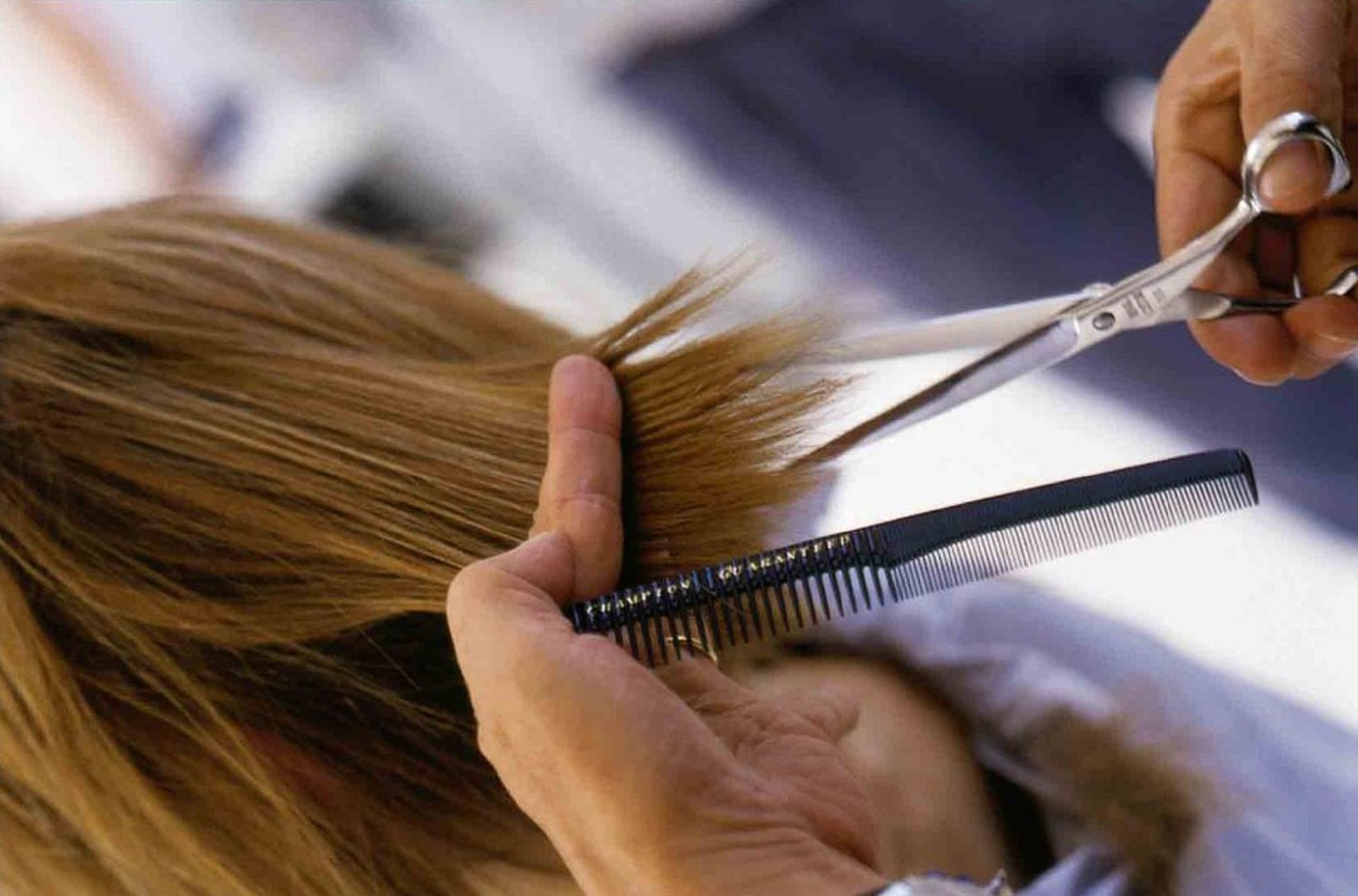 una chica le pide a su novio que le corte el pelo y el resultado es desastroso le pide a su novio que le corte el pelo