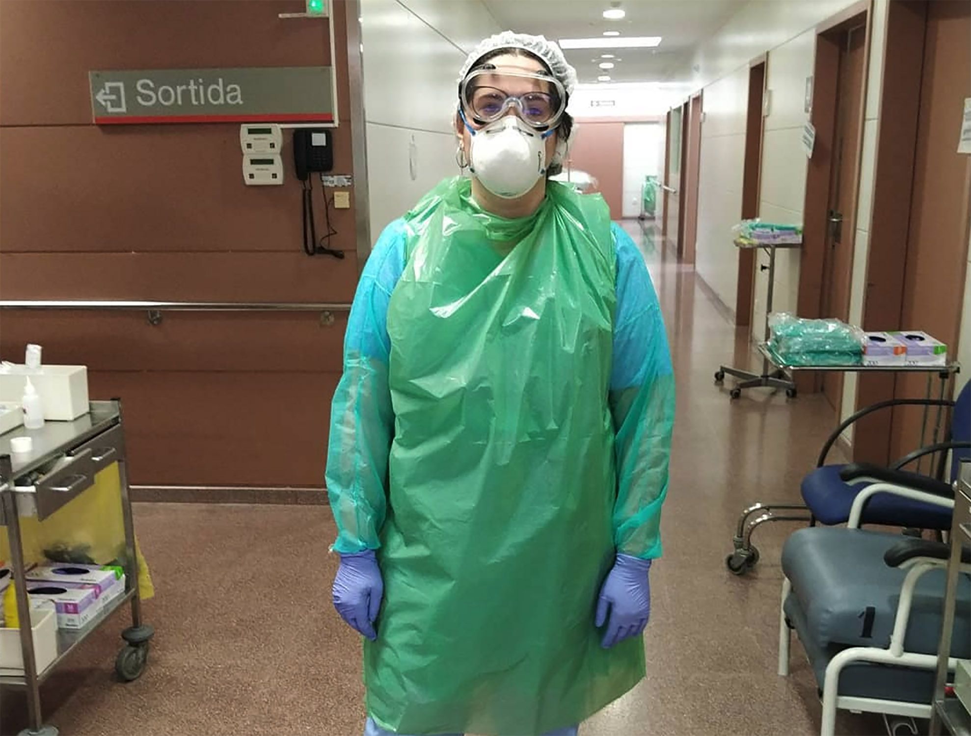 ESCÁNDALO: Enfermeras españolas, contra el coronavirus vestidas ...