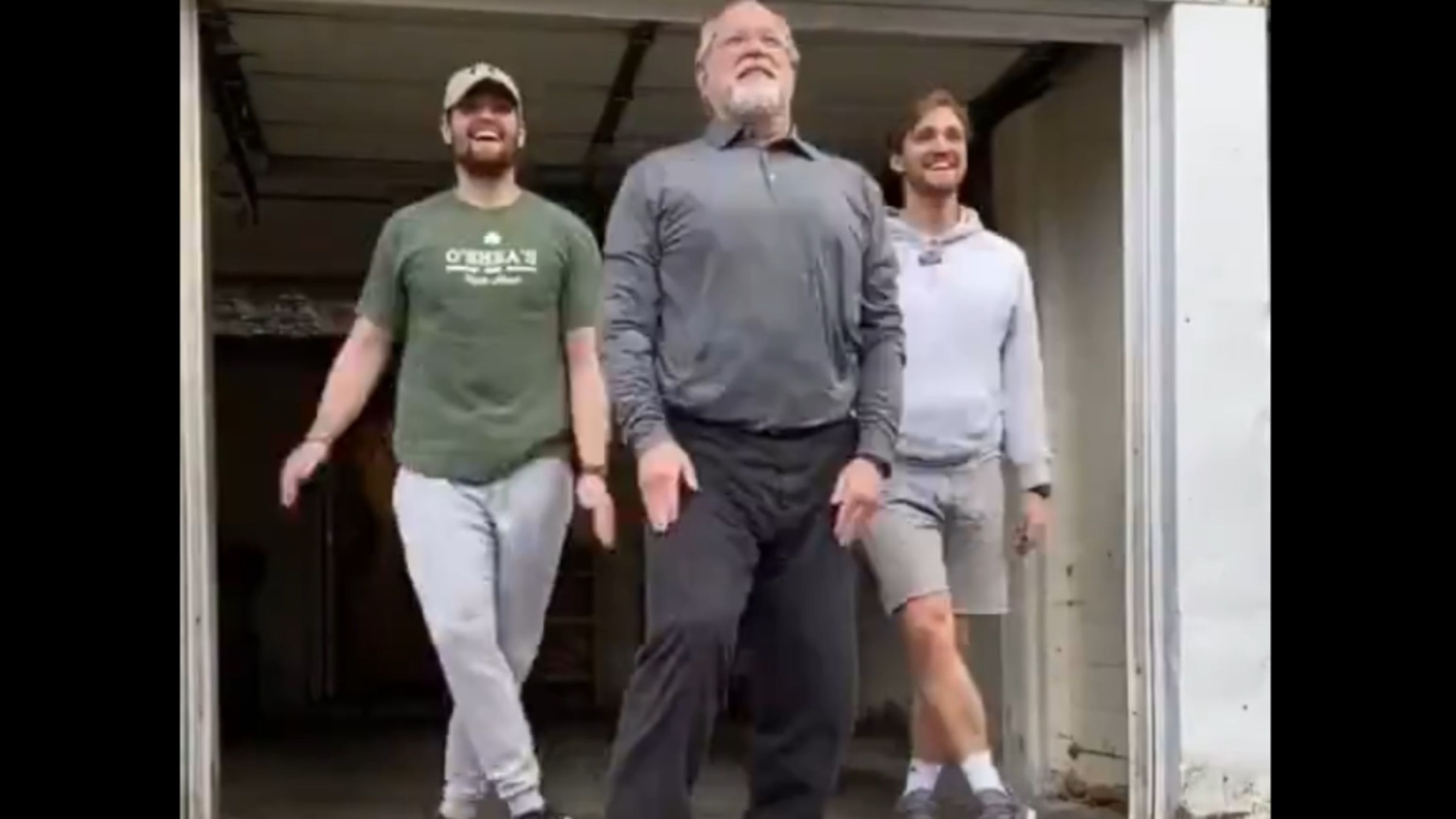 Video El Baile De Un Padre Y Sus Dos Hijos Durante La Cuarentena Que Arrasa En Las Redes