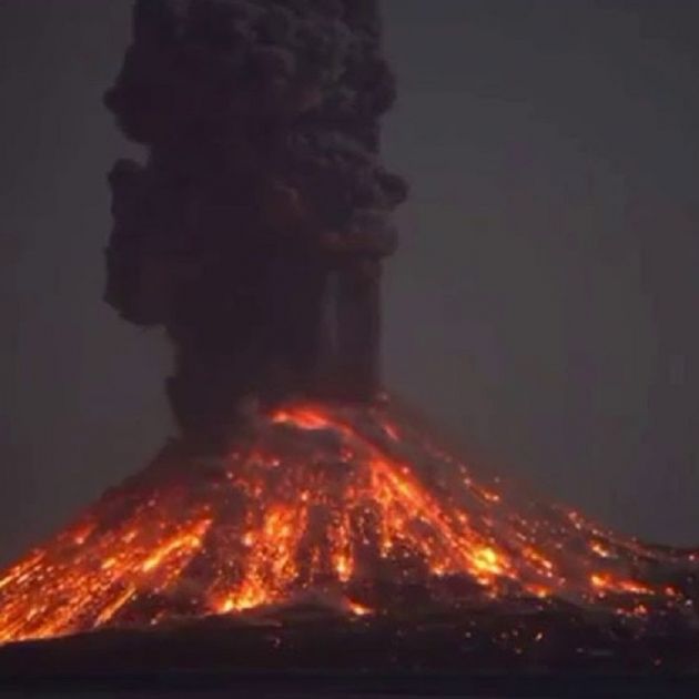 VÍDEO: Espectacular erupció del volcà Krakatoa... en plena crisi pel coronavirus