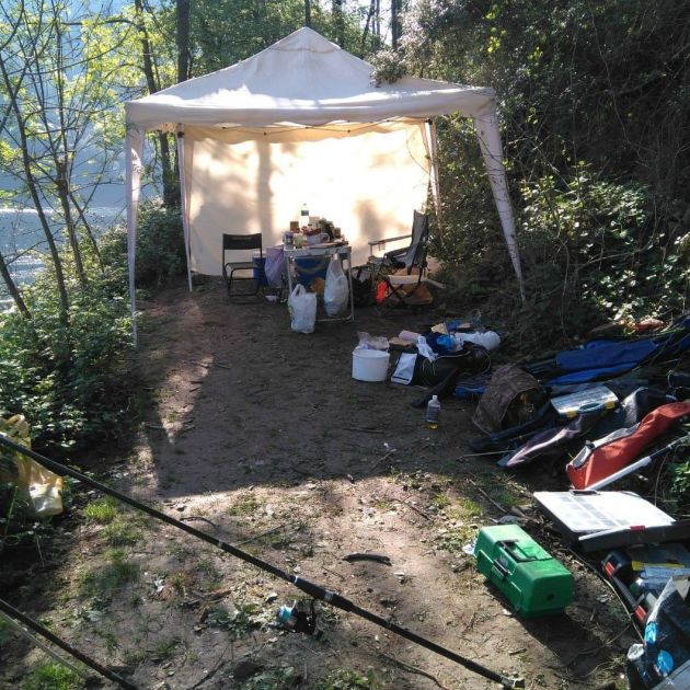 Un grup de persones acampa al pantà de Susqueda per pescar tot i el confinament