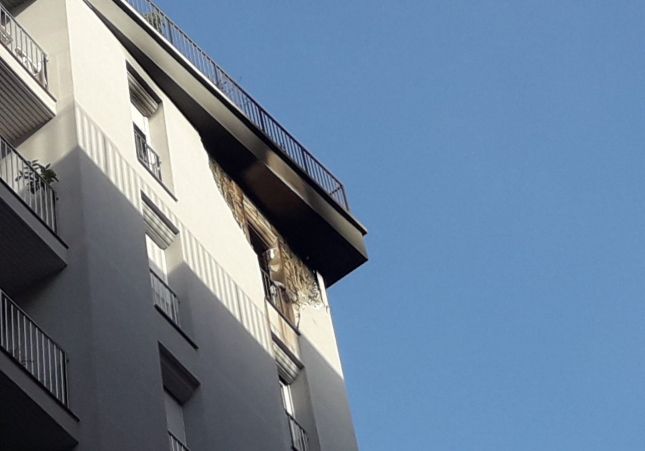 Bombers Incendi Habitatge Corts Barcelona Dona Gran