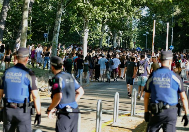 EuropaPress 4511090 varios policias controlan multitud estudiantes finalizar pruebas evau junio