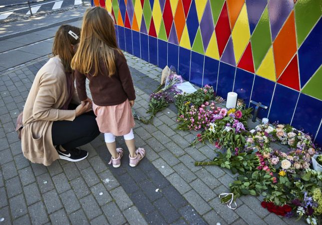 flors espelmes homenatge noia 14 anys morta accident muntanya russa dinamarca